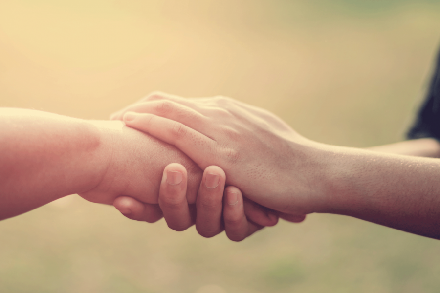چرا دست همدیگر را میگیریم